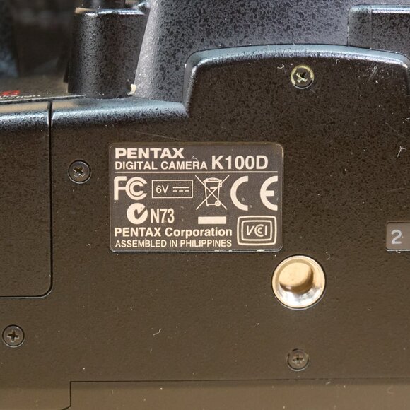 Pentax K100D 6.1 MP DSLR Camera with sms Pentax DA 18-55mm Lens - Picture 9 of 11